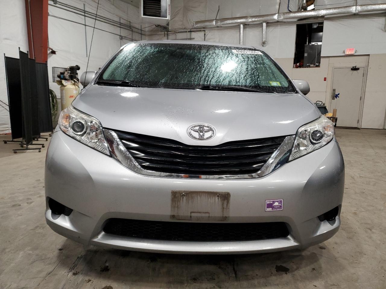 2012 Toyota Sienna - Image 5