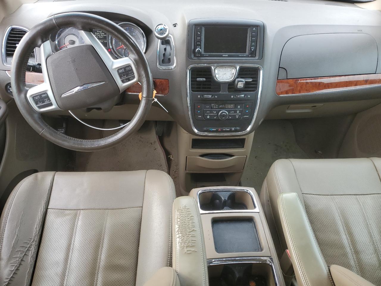 2015 Chrysler Town & Country - Image 8