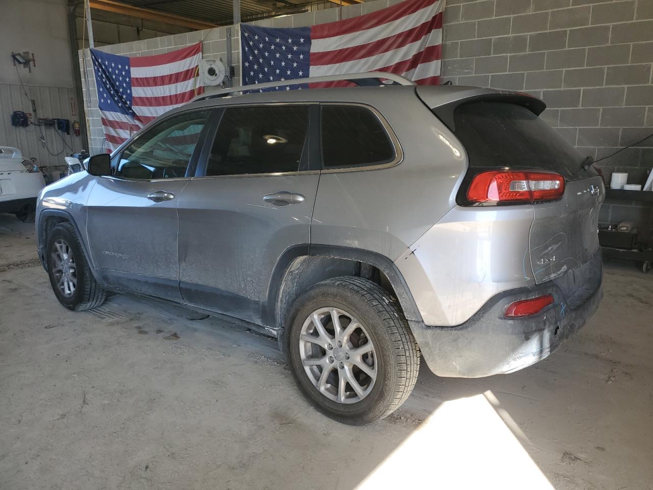 2016 Jeep Grand Cherokee - Image 2