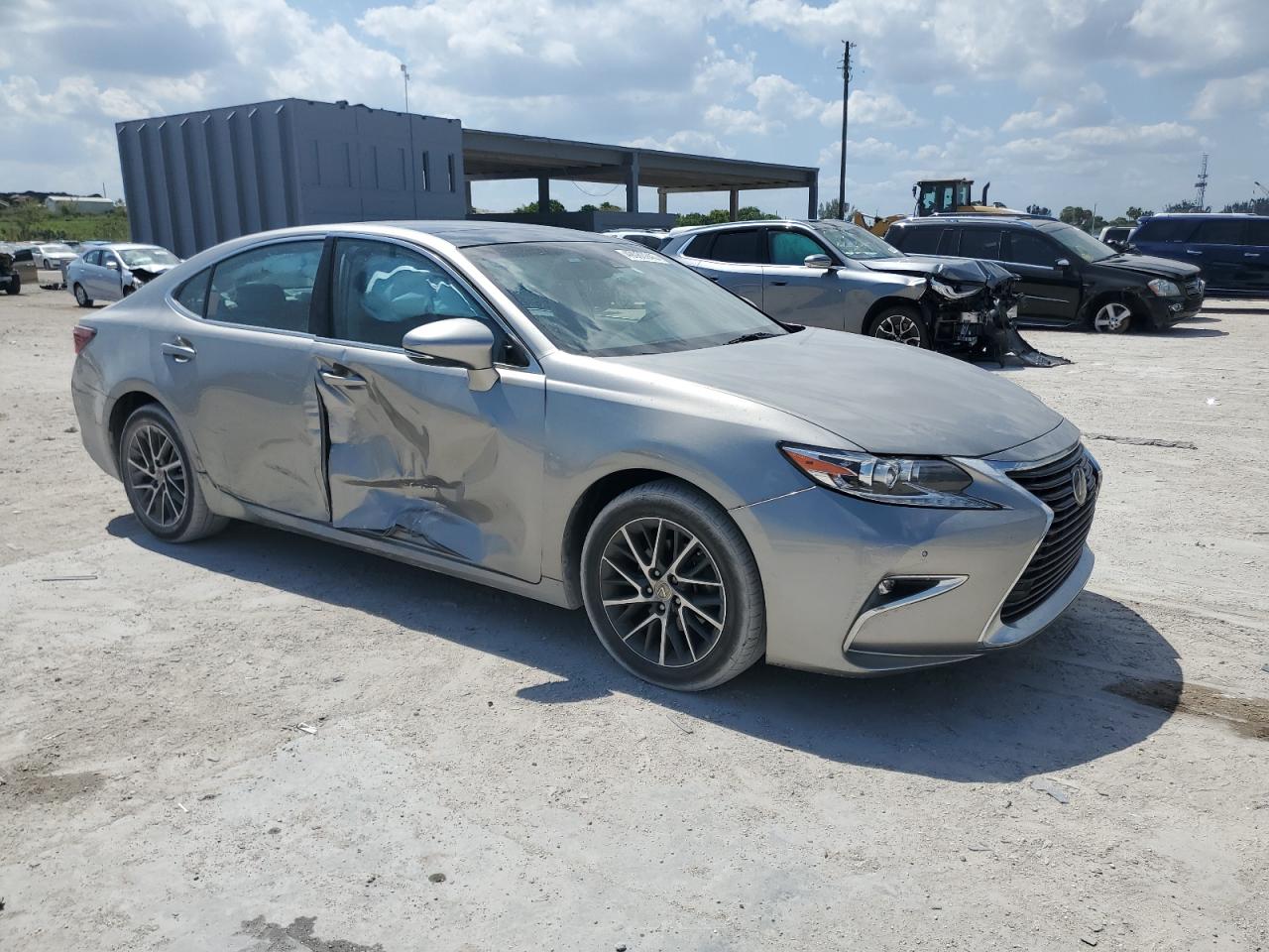 2017 Lexus ES - Image 4