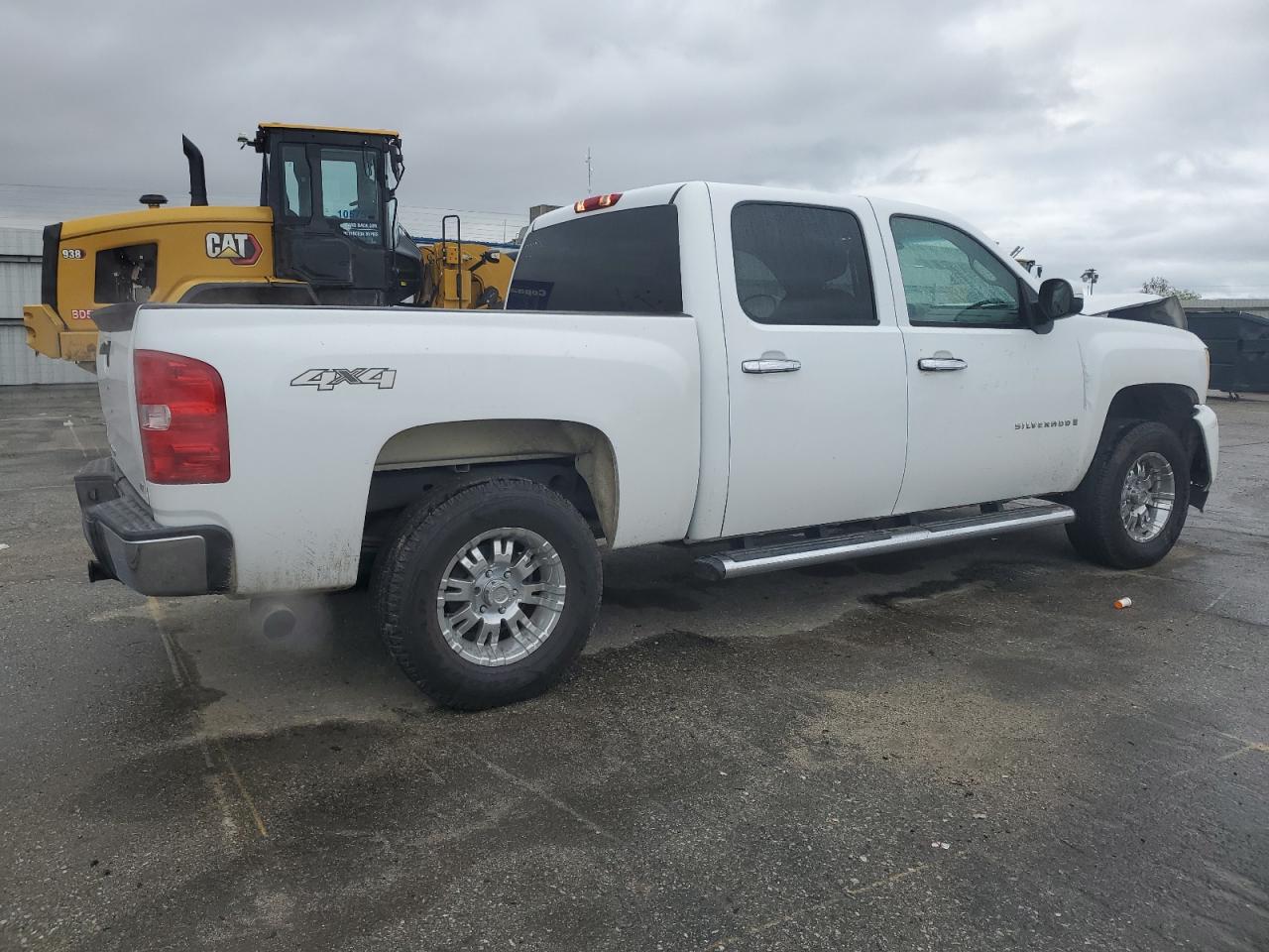 2007 Chevrolet Silverado - Image 3