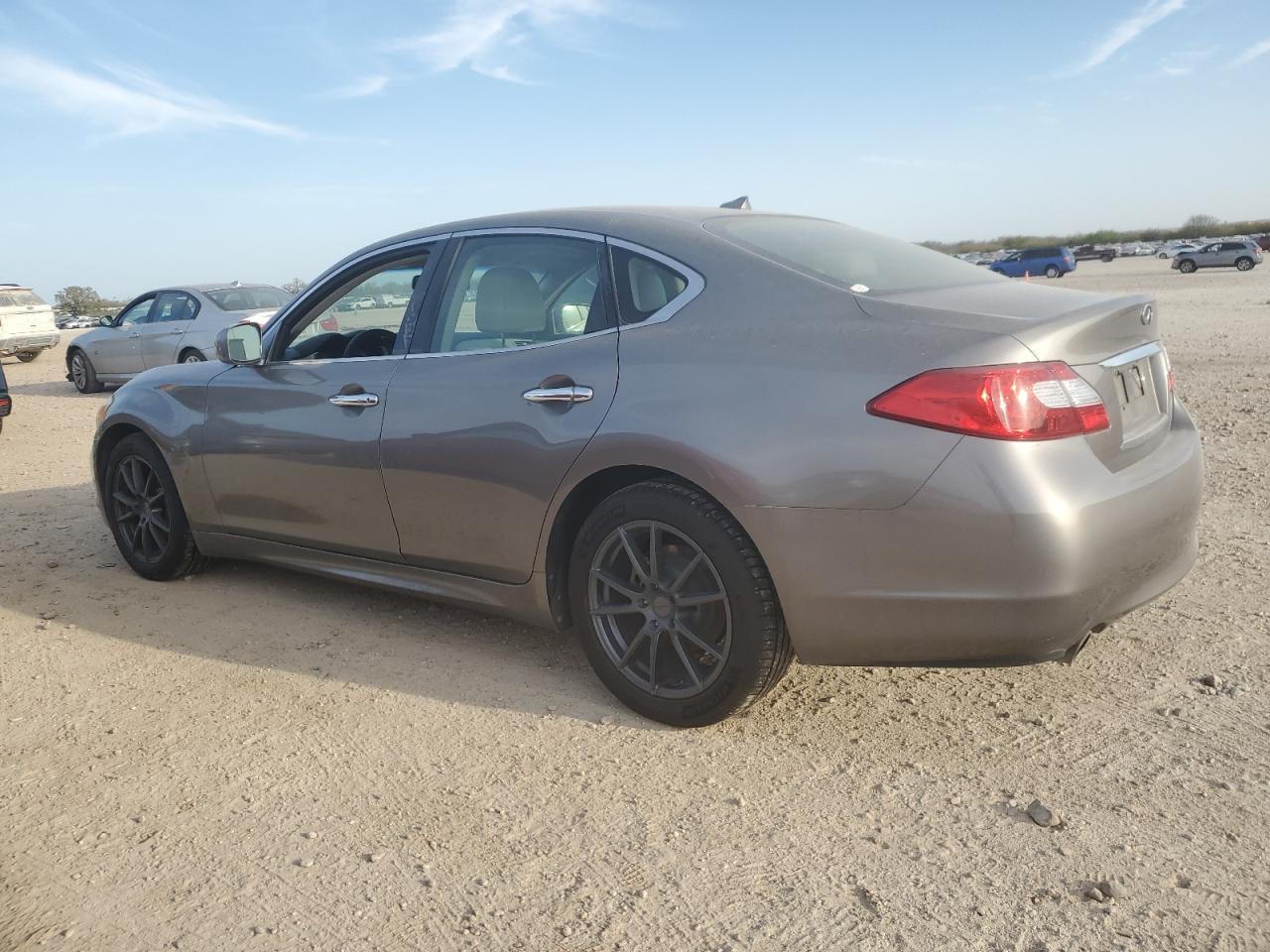 2011 Infiniti M - Image 2