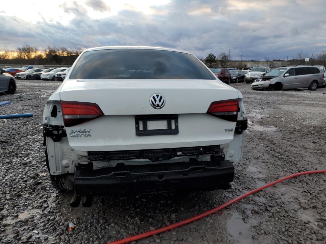 2018 Volkswagen Jetta - Image 6