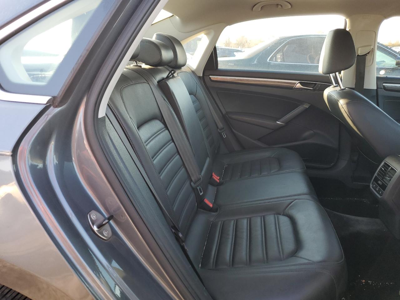 2017 Volkswagen Passat - Image 10