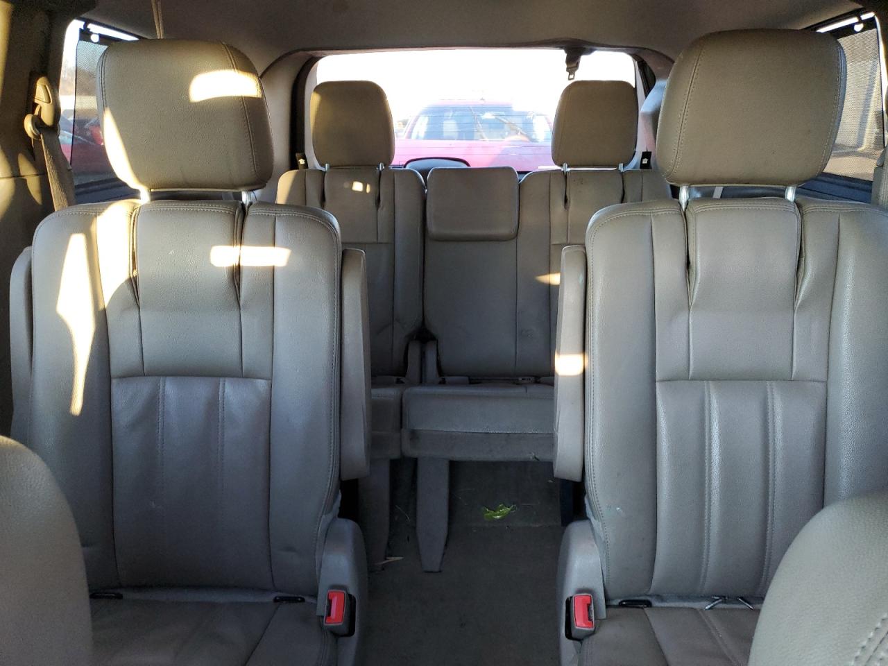 2015 Chrysler Town & Country - Image 10