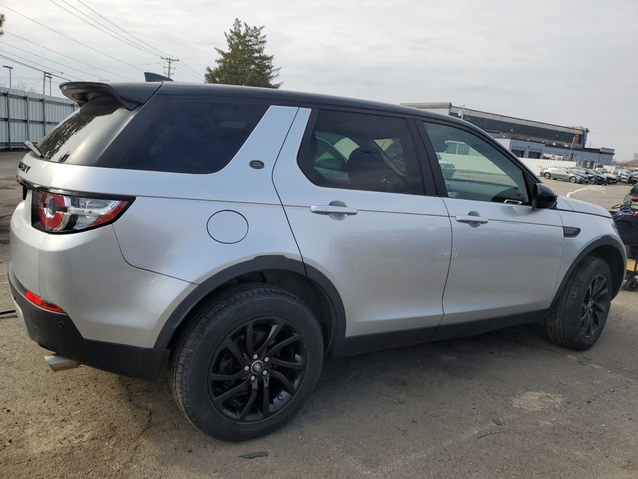 2017 Land Rover Discovery - Image 3