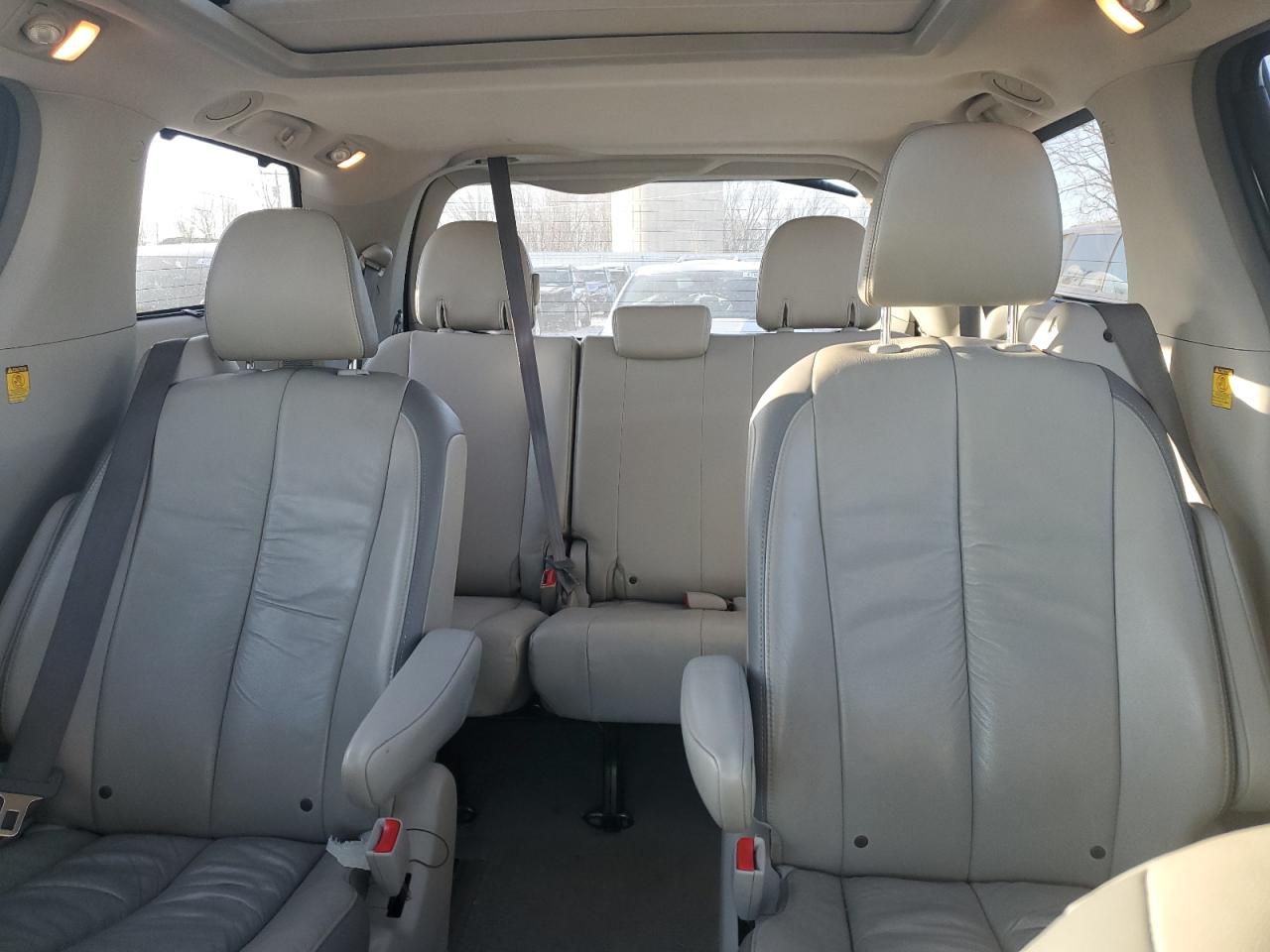 2011 Toyota Sienna - Image 10