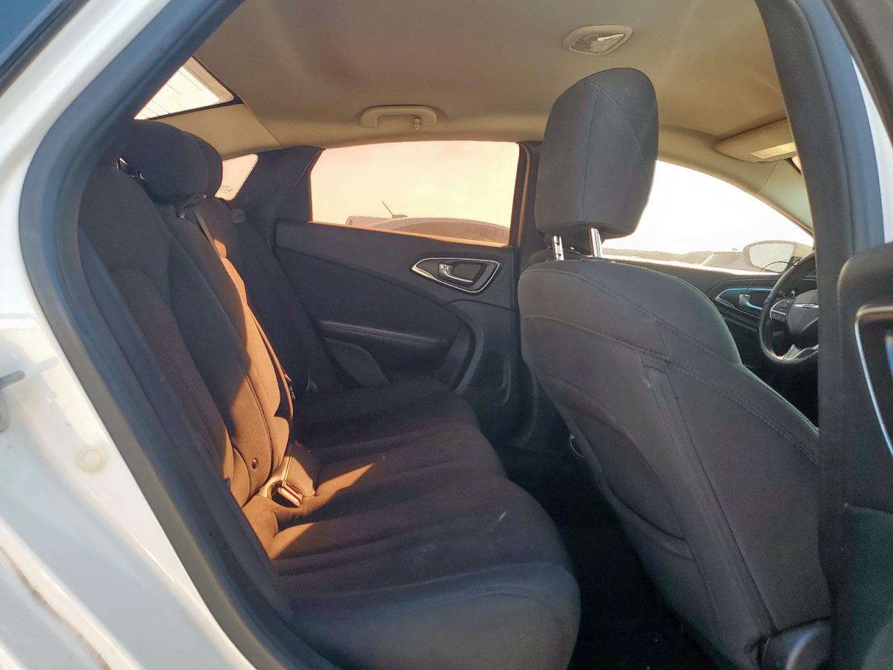 2015 Chrysler 200 - Image 10