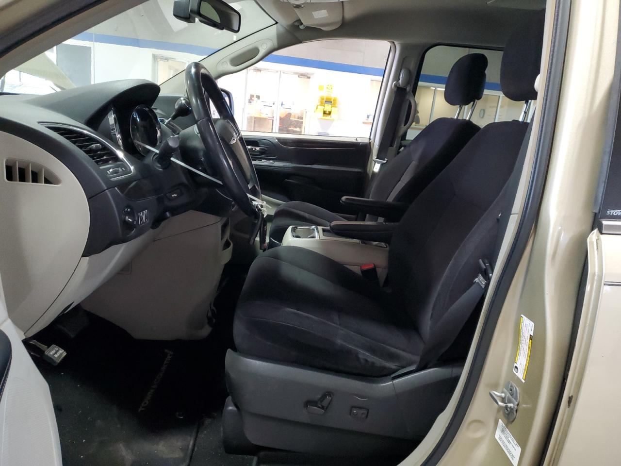 2011 Chrysler Town & Country - Image 7