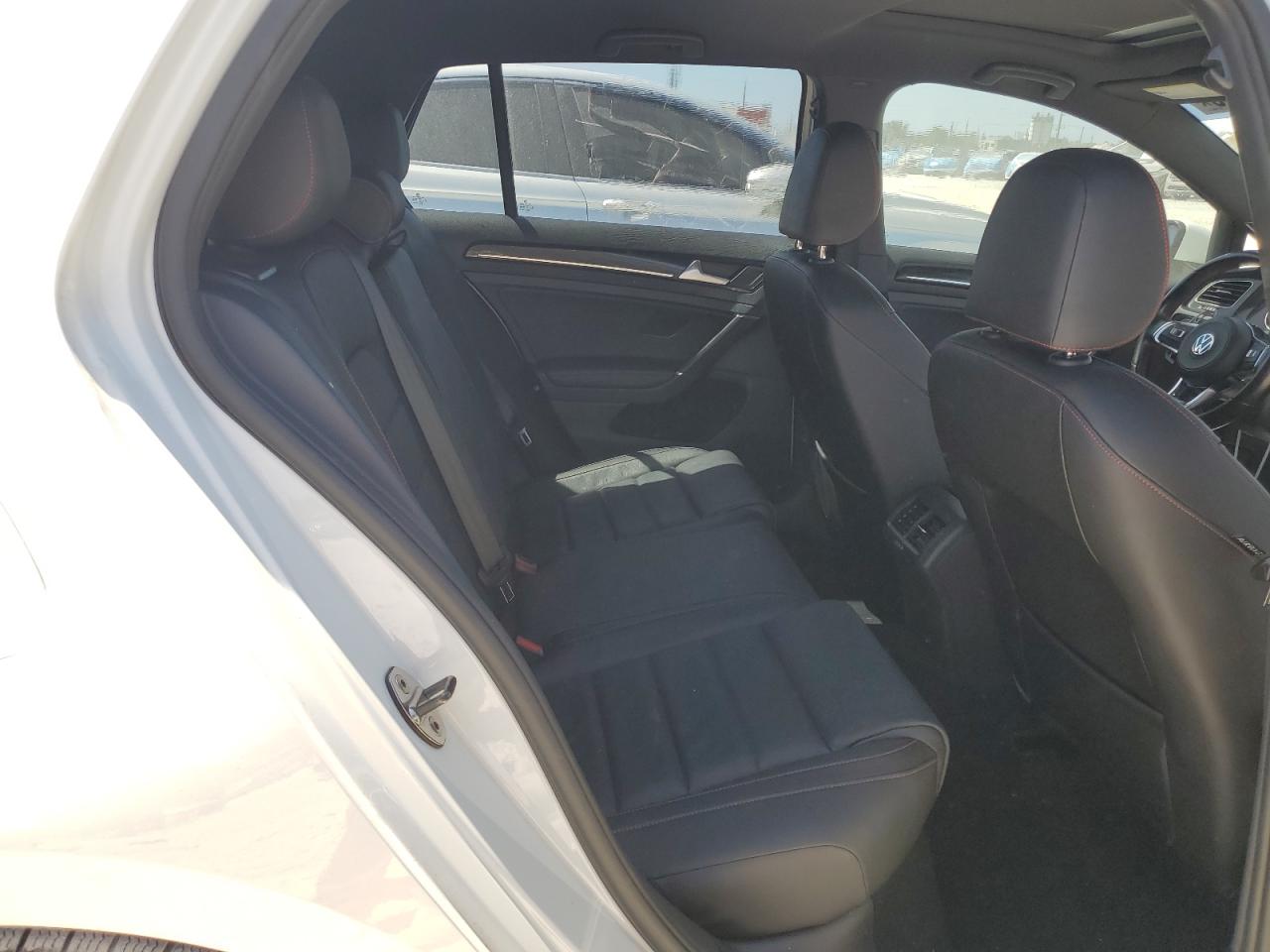 2017 Volkswagen GTI - Image 10