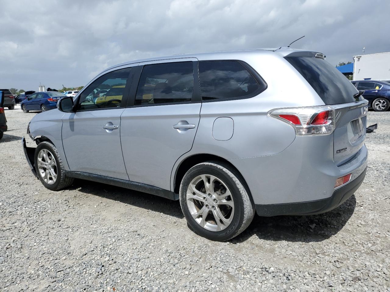 2014 Mitsubishi Outlander - Image 2