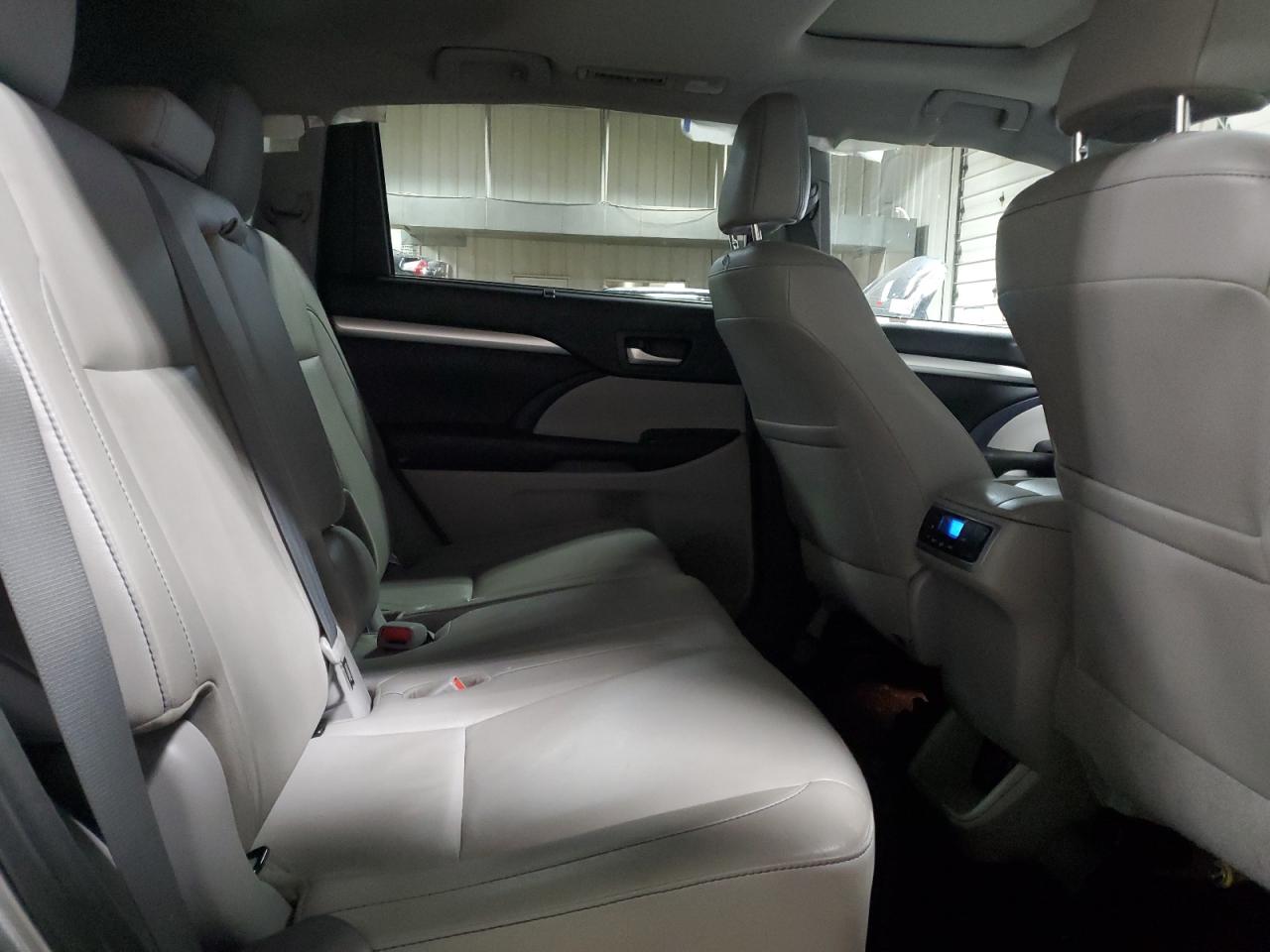 2017 Toyota Highlander - Image 11
