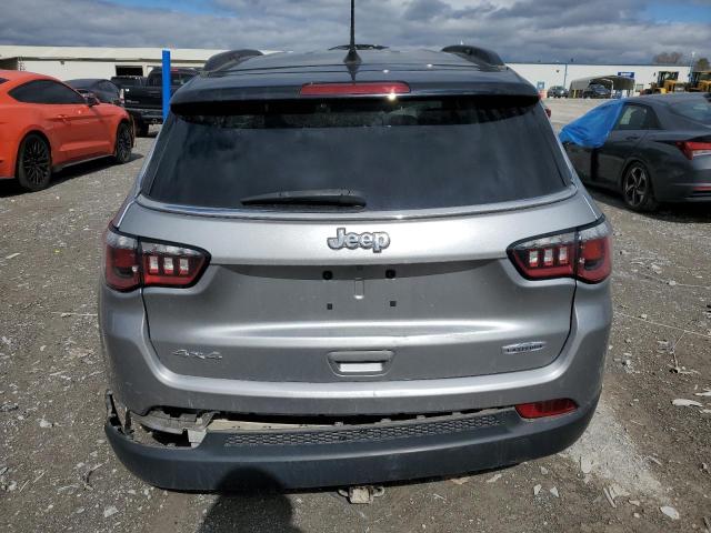 JEEP COMPASS 2018 Srebrny