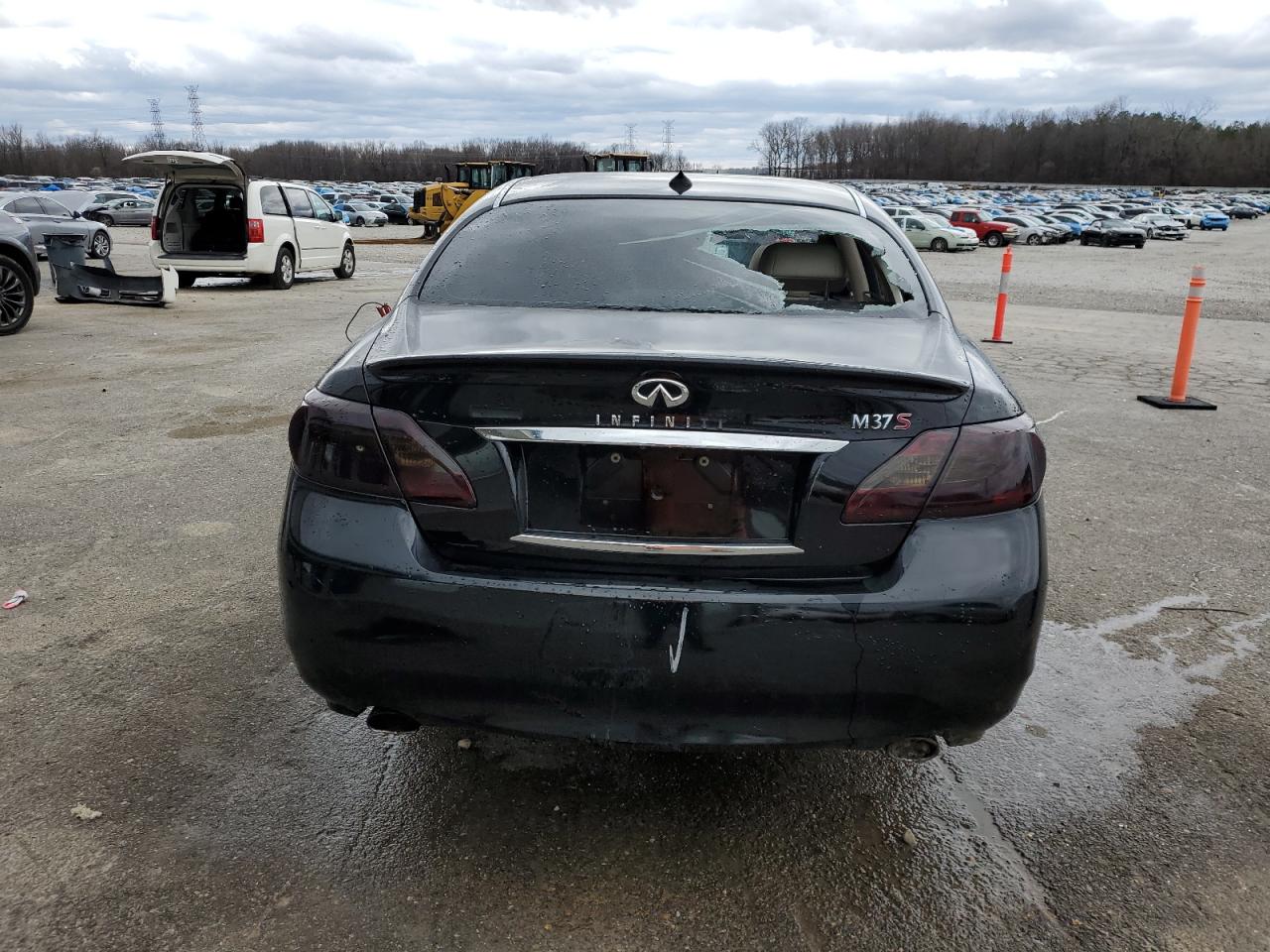 2011 Infiniti M - Image 6