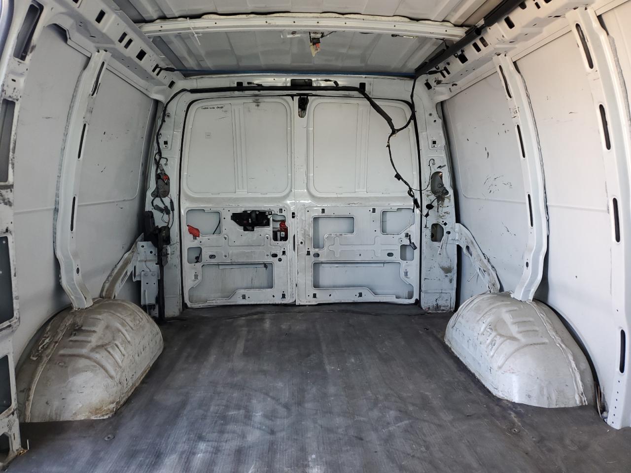 2009 Chevrolet Express - Image 10