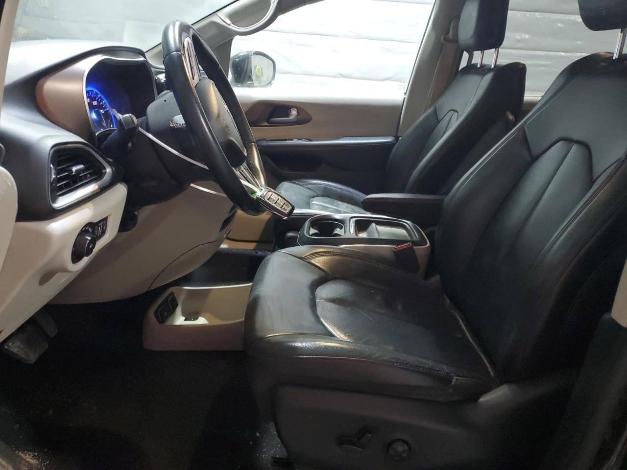 2018 Chrysler Pacifica - Image 7
