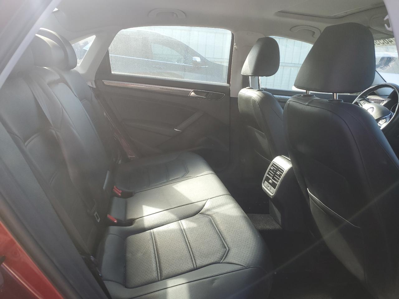 2017 Volkswagen Passat - Image 10