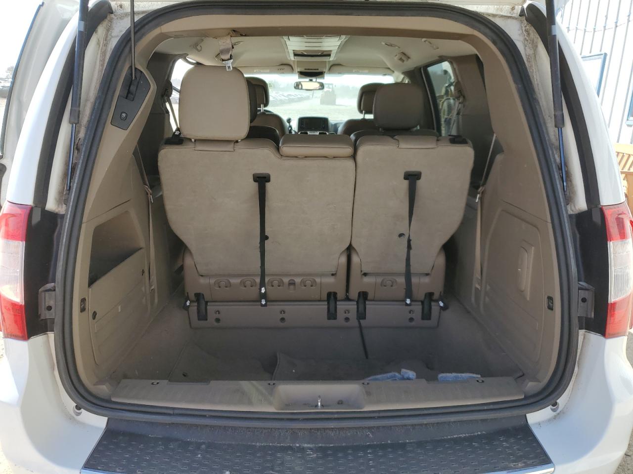 2014 Chrysler Town & Country - Image 6