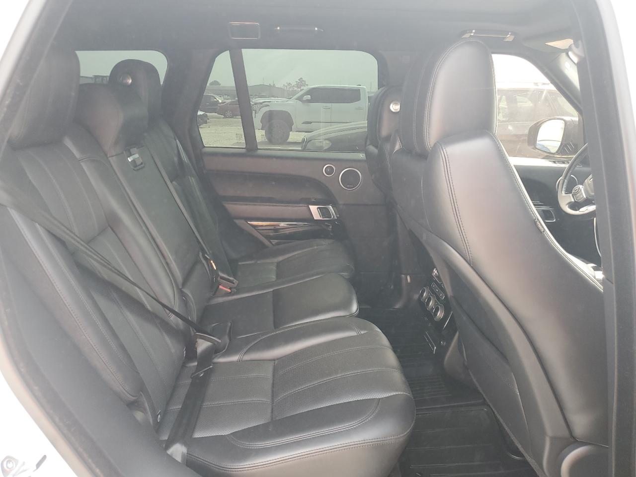 2016 Land Rover Range Rover - Image 11