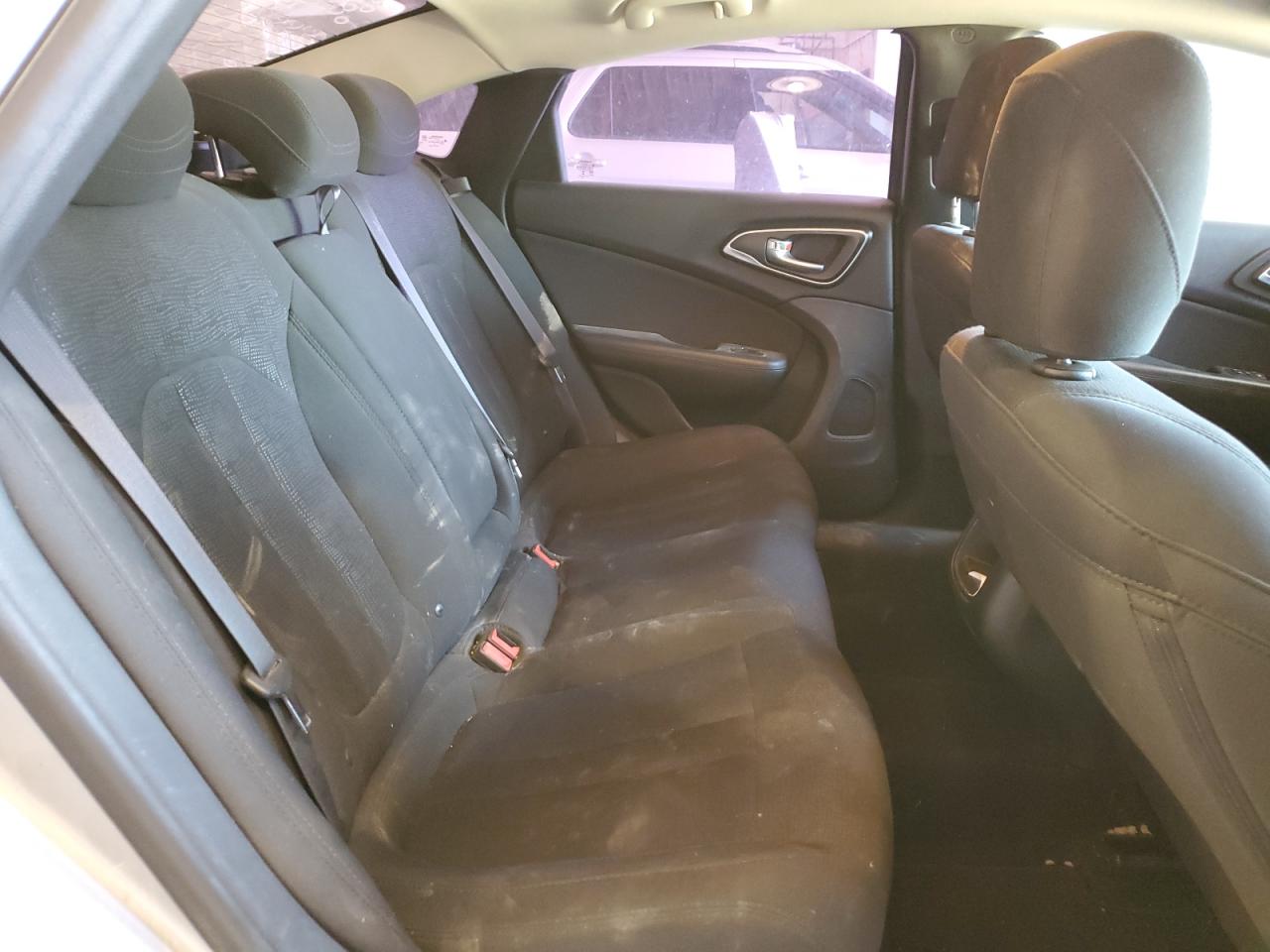 2016 Chrysler 200 - Image 10