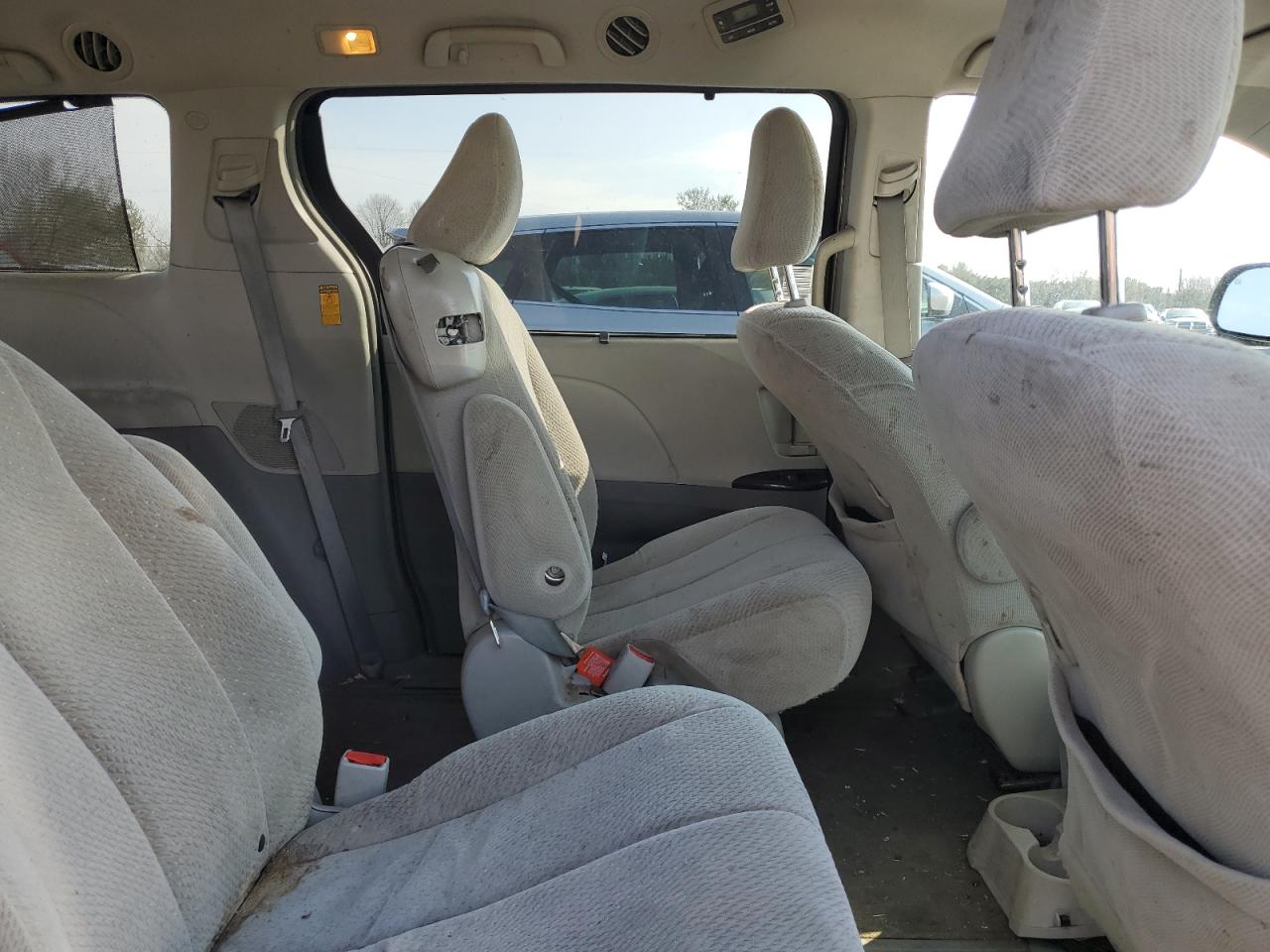 2014 Toyota Sienna - Image 11