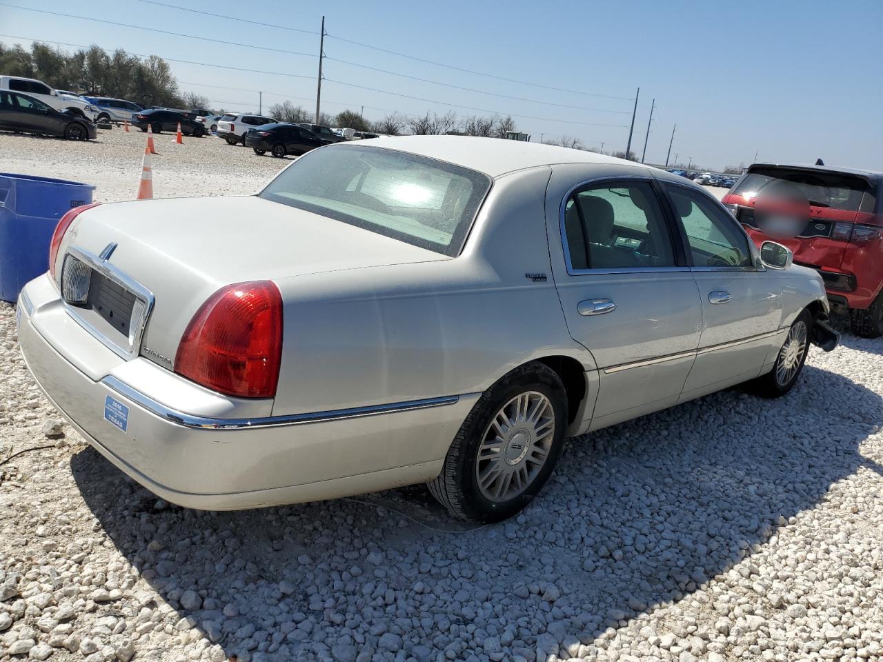 2007 Lincoln Town Car - Image 3