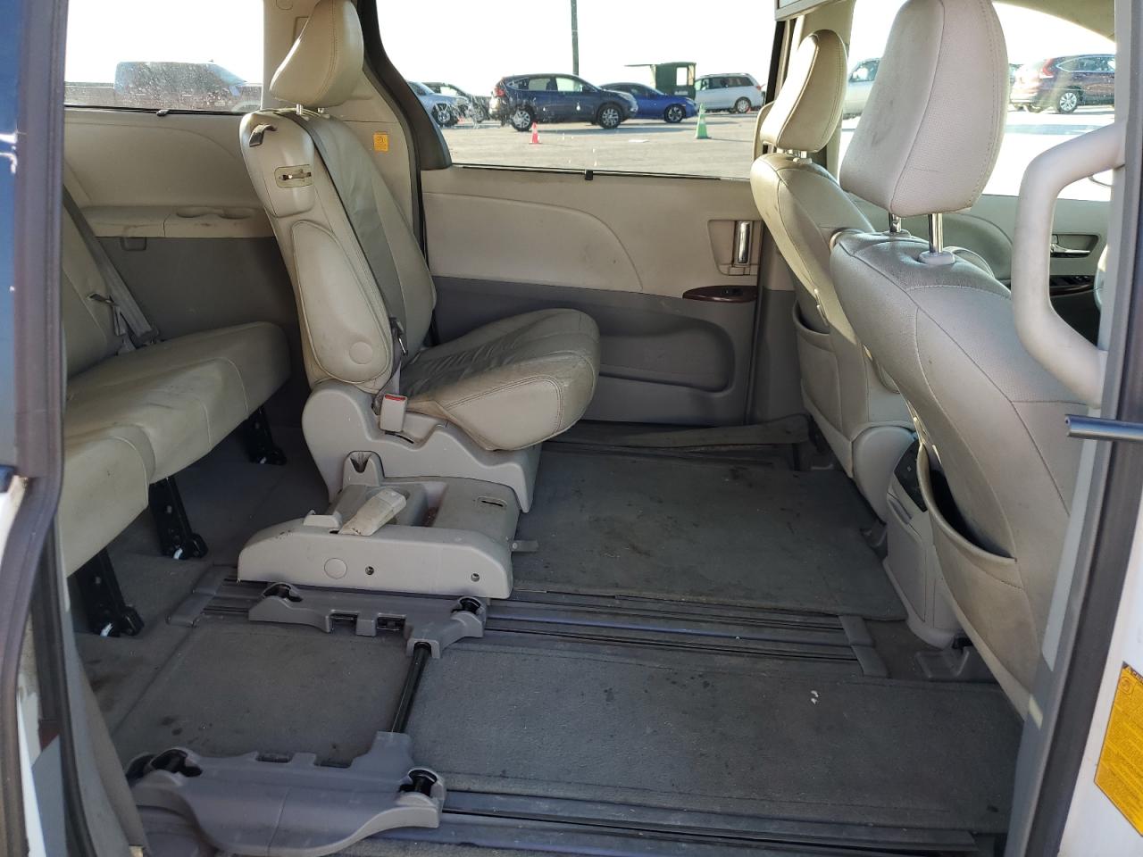 2012 Toyota Sienna - Image 11