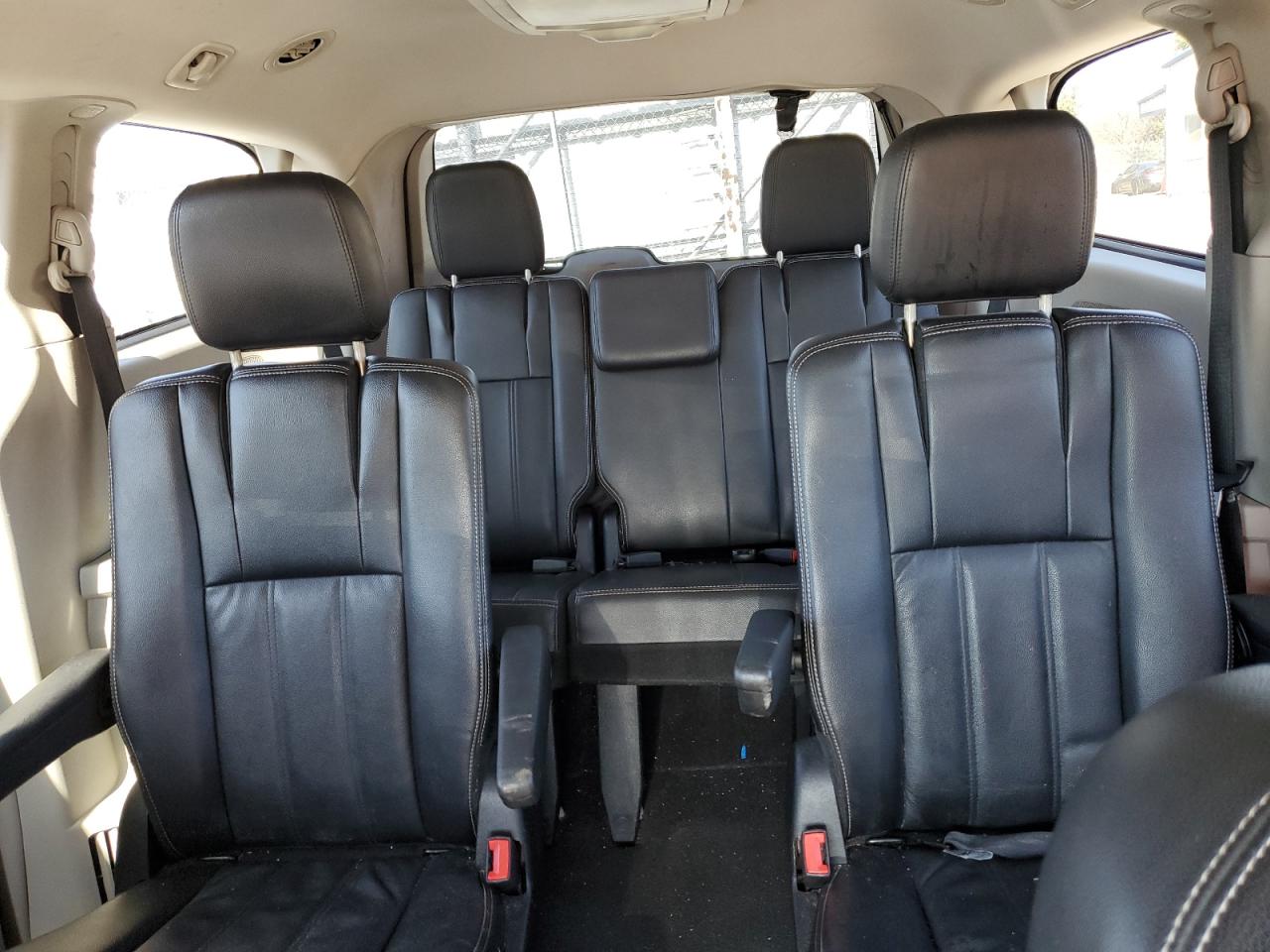 2013 Chrysler Town & Country - Image 10