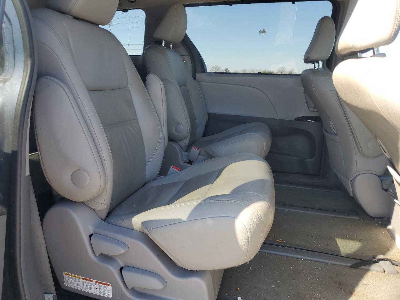 2017 Toyota Sienna - Image 11