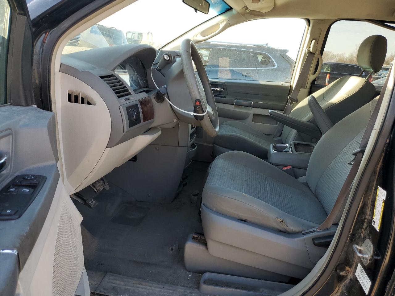 2009 Chrysler Town & Country - Image 7