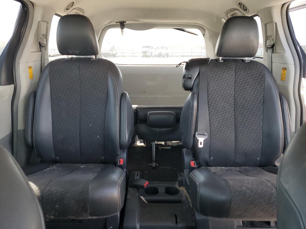 2014 Toyota Sienna - Image 10