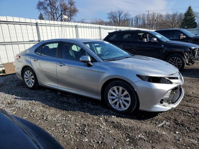  TOYOTA CAMRY 2018 Srebrny