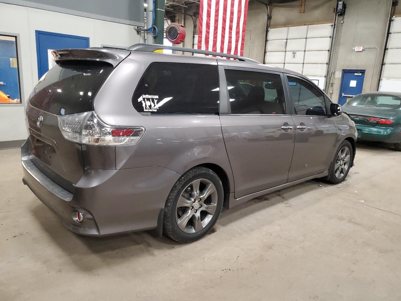 2016 Toyota Sienna - Image 3