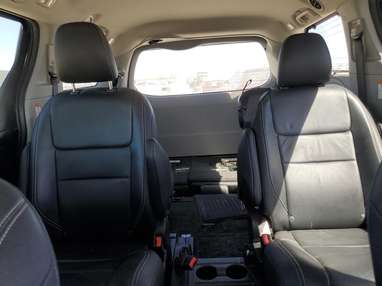 2015 Toyota Sienna - Image 10