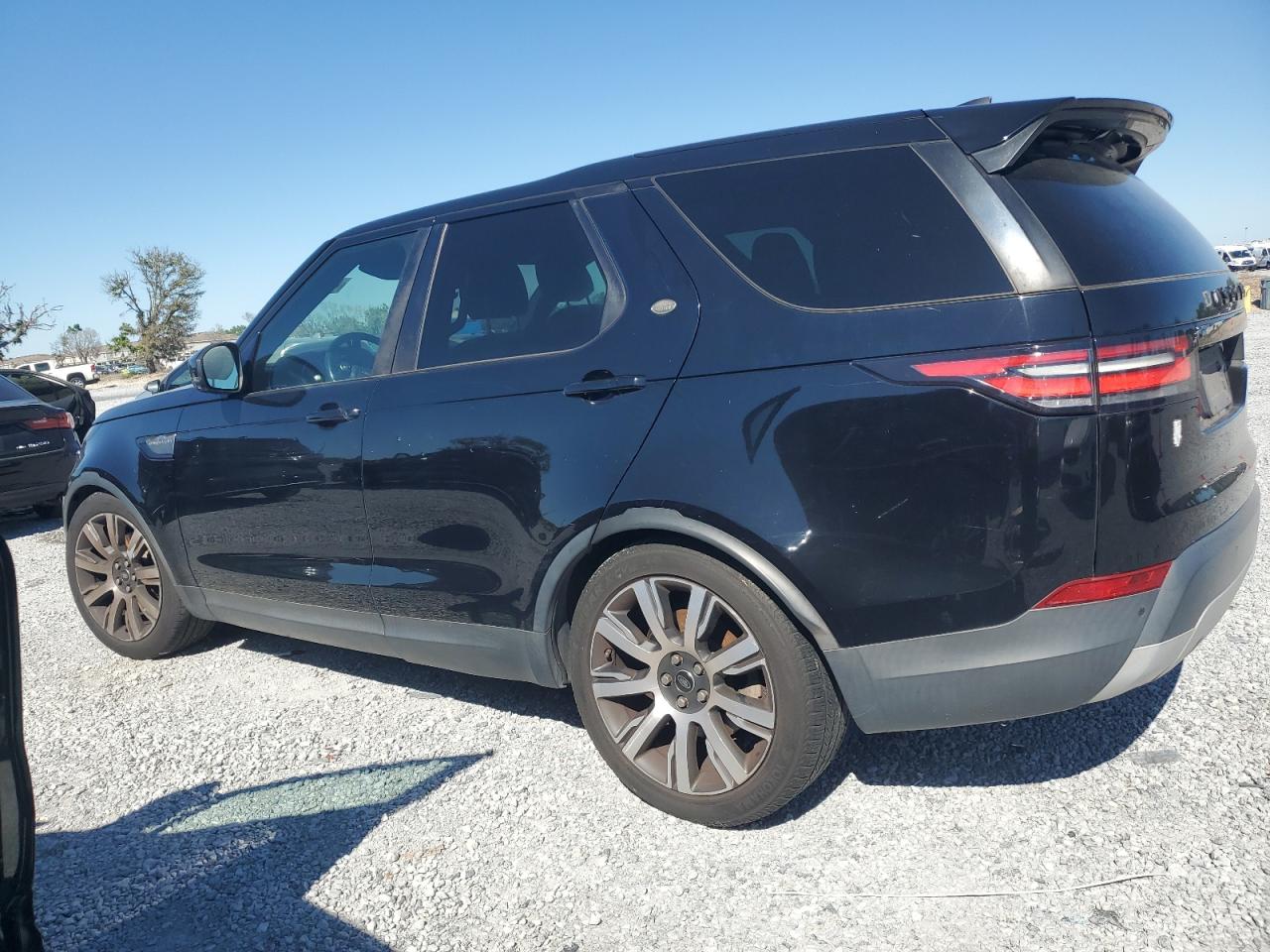 2017 Land Rover Discovery - Image 2