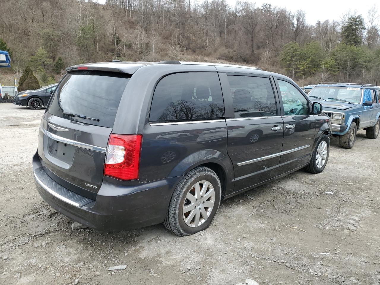 2016 Chrysler Town & Country - Image 3