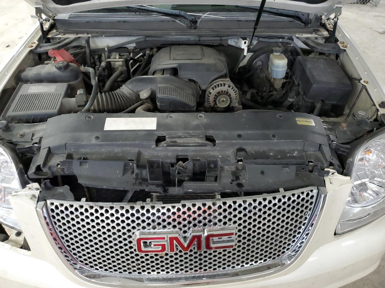 2010 GMC Yukon - Image 12