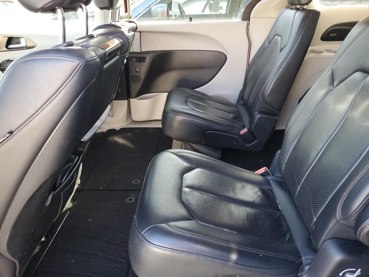 2017 Chrysler Pacifica - Image 11