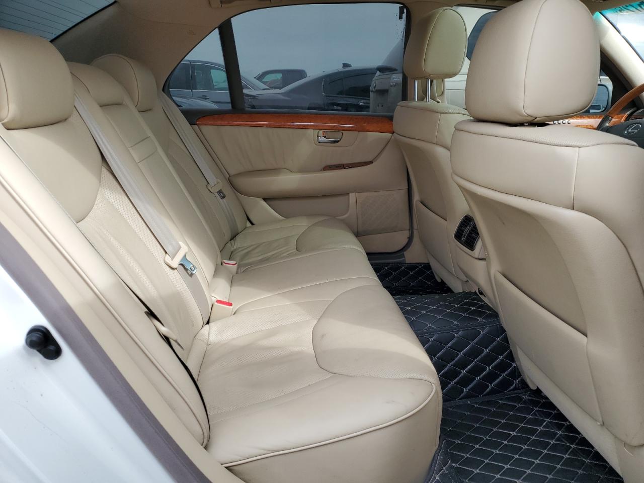2005 Lexus LS - Image 10