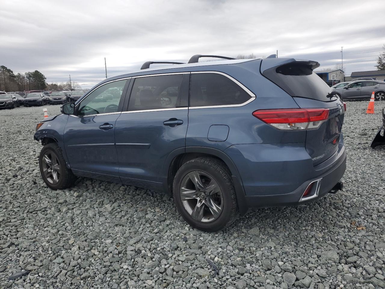 2017 Toyota Highlander - Image 2