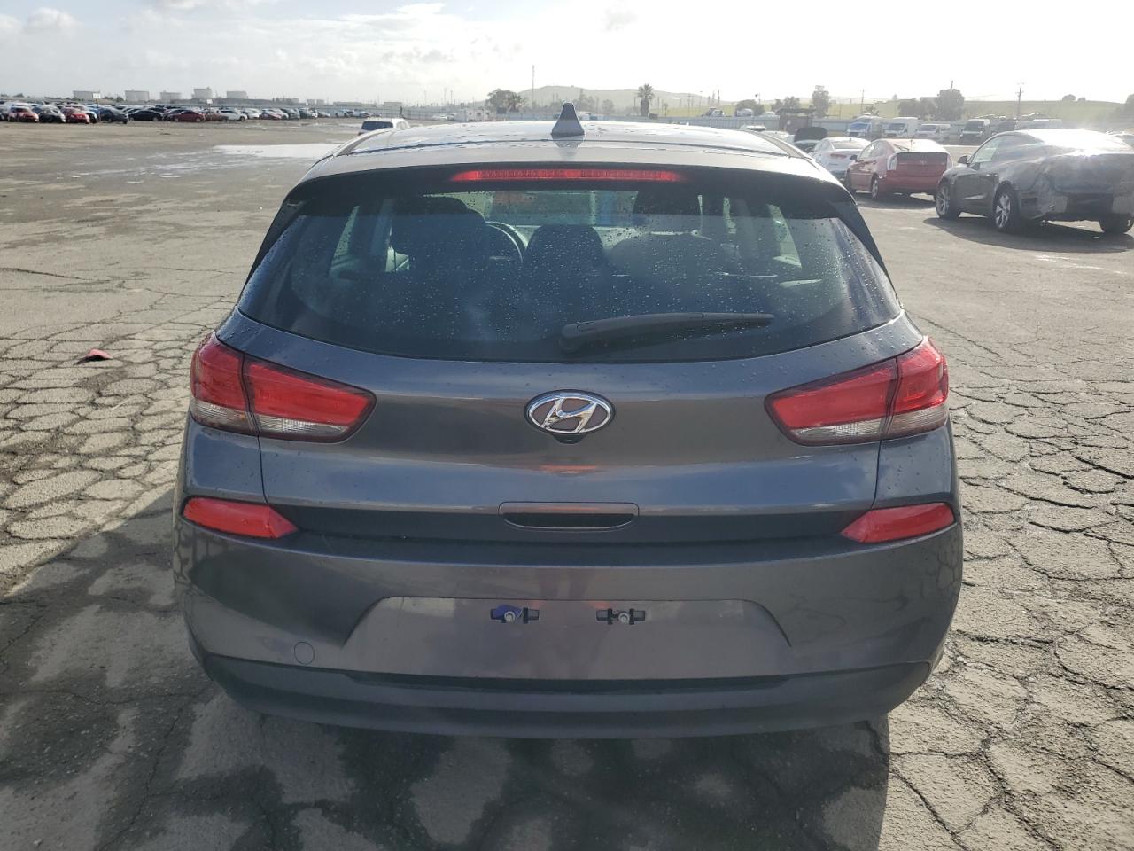 2019 Hyundai Elantra - Image 6