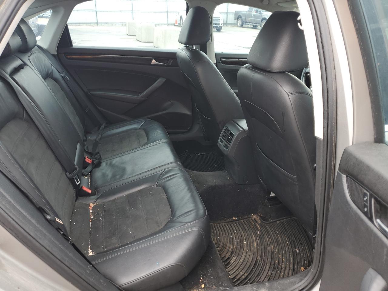 2014 Volkswagen Passat - Image 10