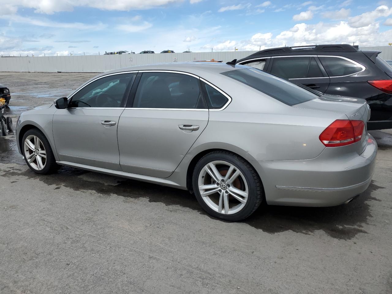 2014 Volkswagen Passat - Image 2