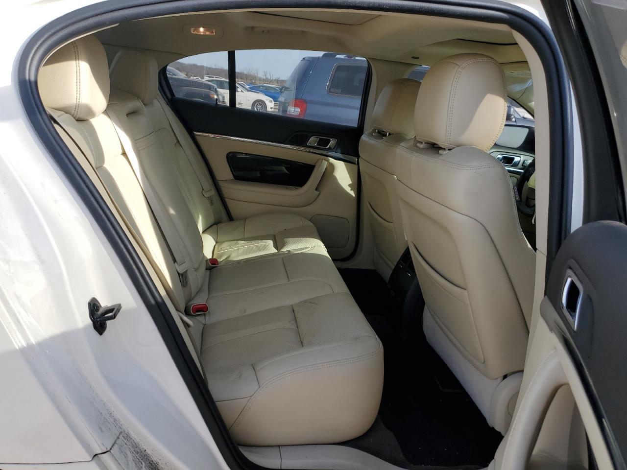 2013 Lincoln MKS - Image 10