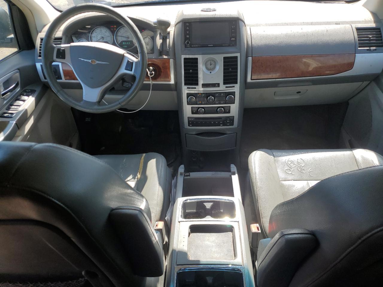 2009 Chrysler Town & Country - Image 8