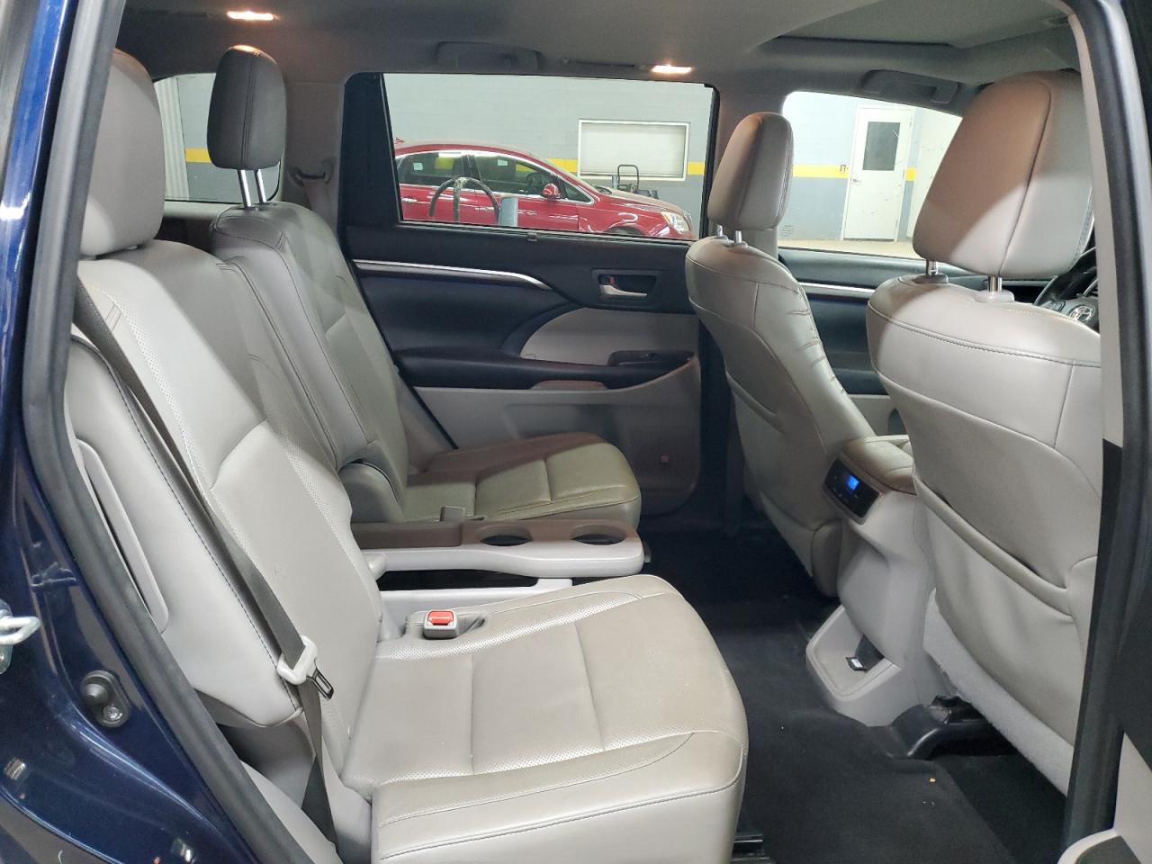 2016 Toyota Highlander - Image 11