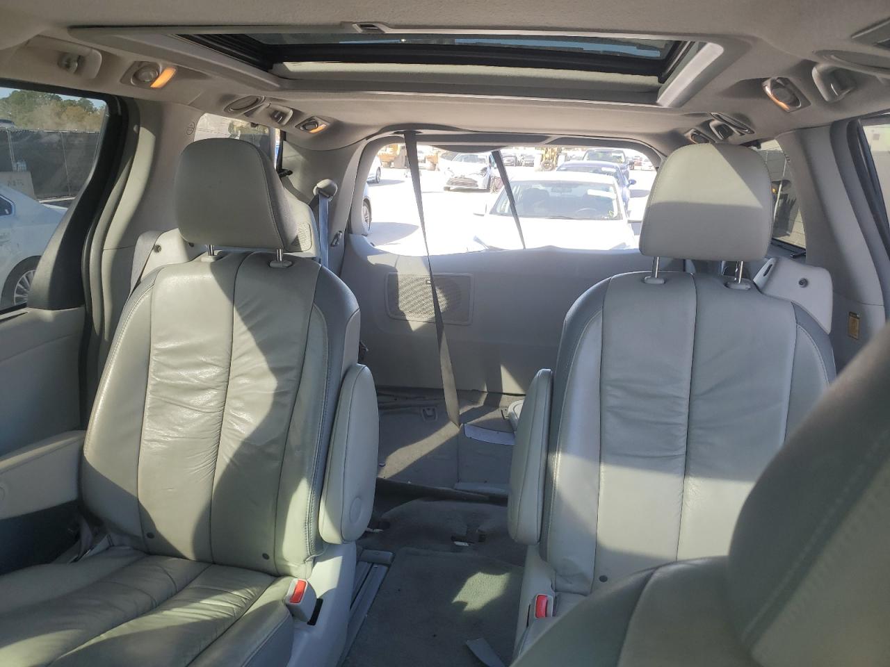 2011 Toyota Sienna - Image 10