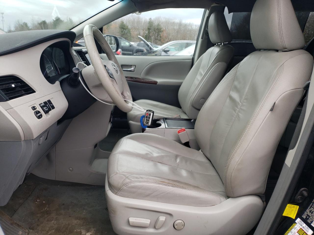 2011 Toyota Sienna - Image 7