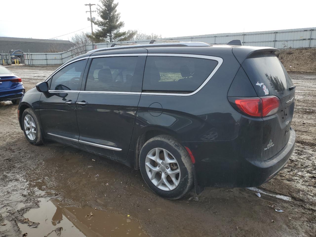 2017 Chrysler Pacifica - Image 2