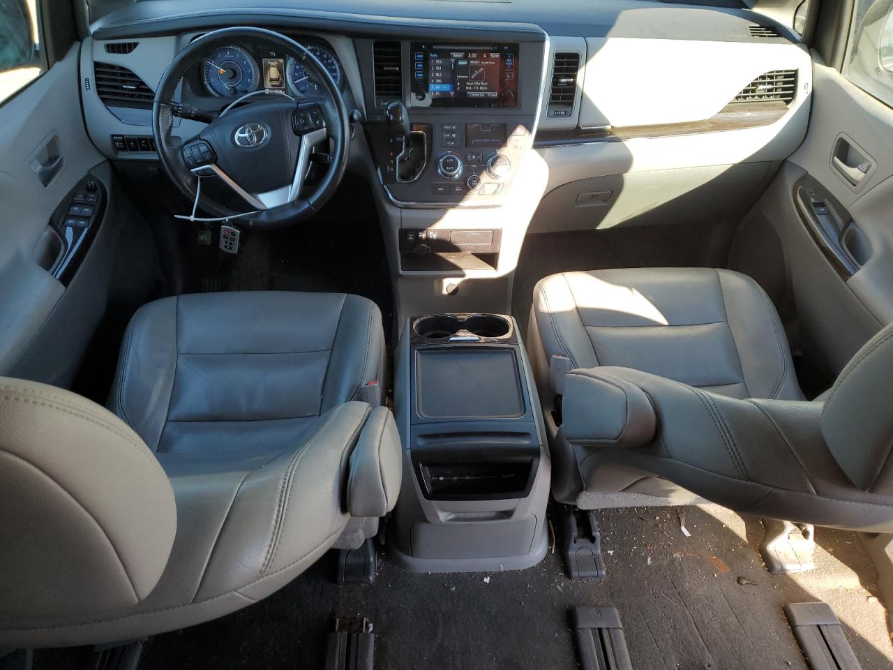 2017 Toyota Sienna - Image 8